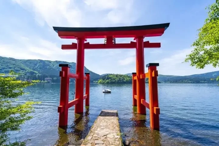 Lake Ashi in Hakone with calm waters and surrounding mountains on a Mount Fuji tour from Tokyo