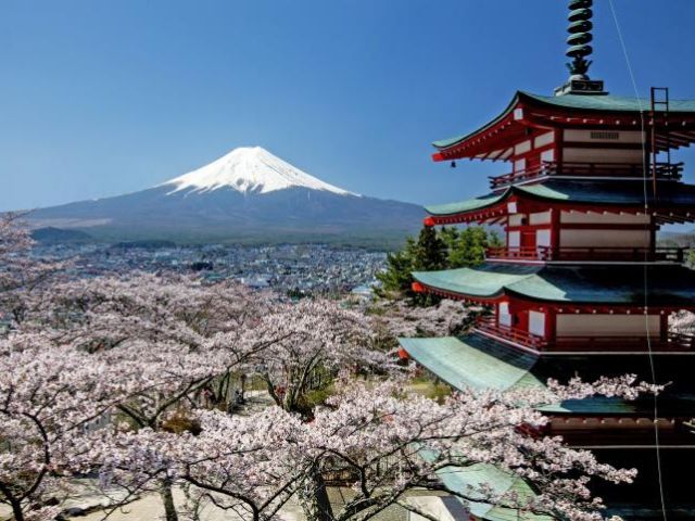 [Small Groups] Arakurayama Sengen Park, Oshino Hakkai and Lake Kawaguchiko Day Trip